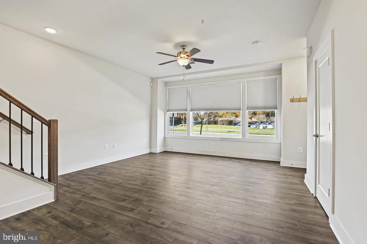 232 Van Buren St - Photo 3 of 32