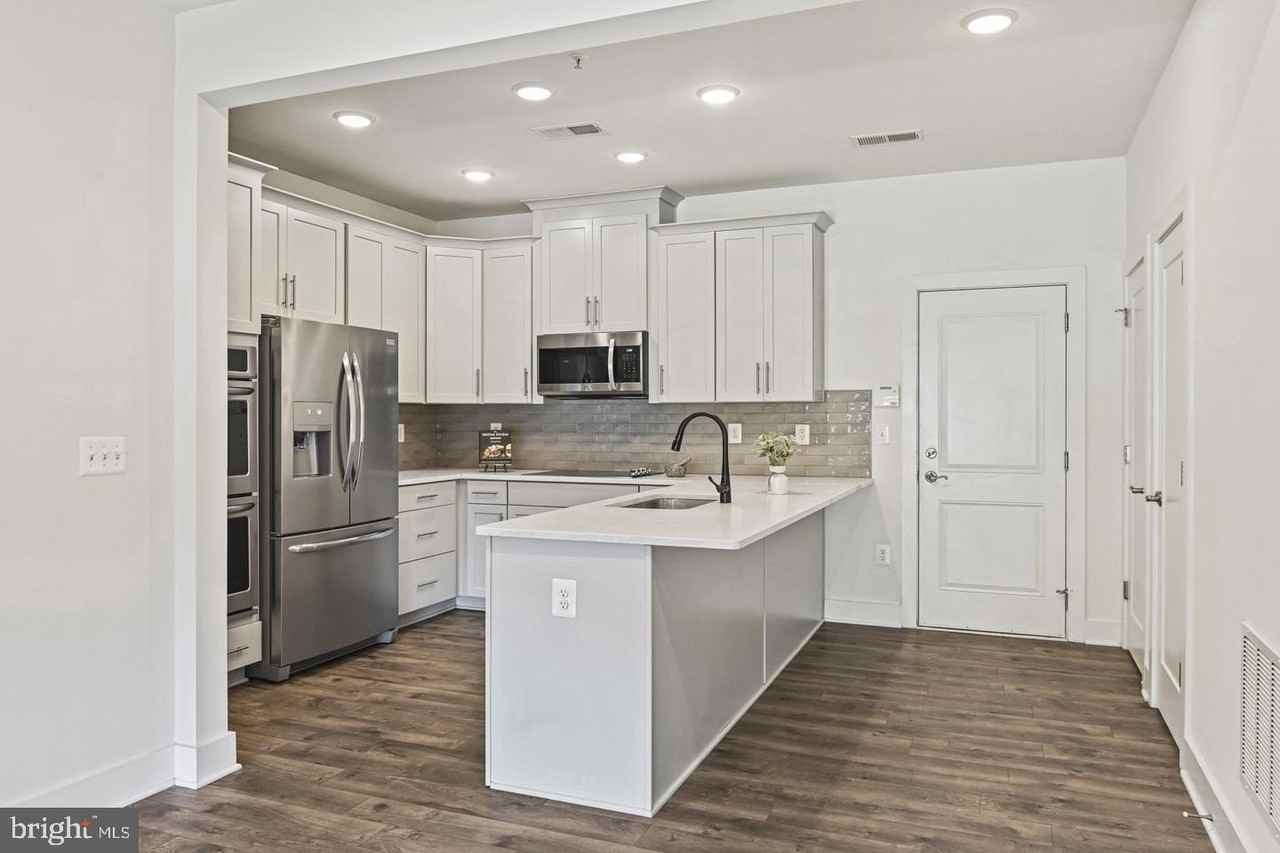 232 Van Buren St - Photo 4 of 32
