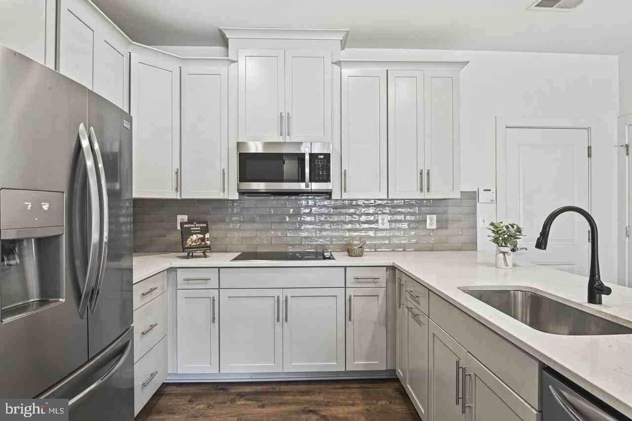 232 Van Buren St - Photo 5 of 32