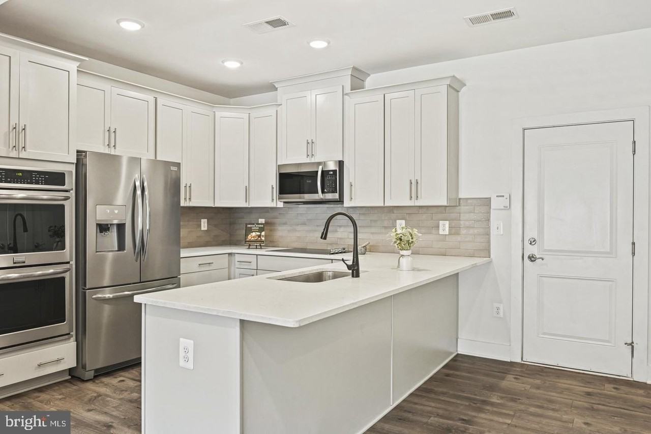 232 Van Buren St - Photo 6 of 32