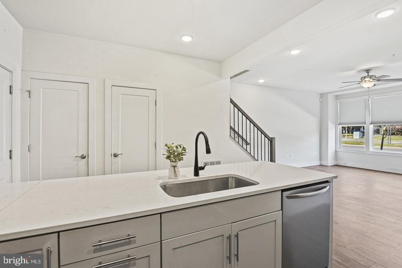 232 Van Buren St - Photo 7 of 32