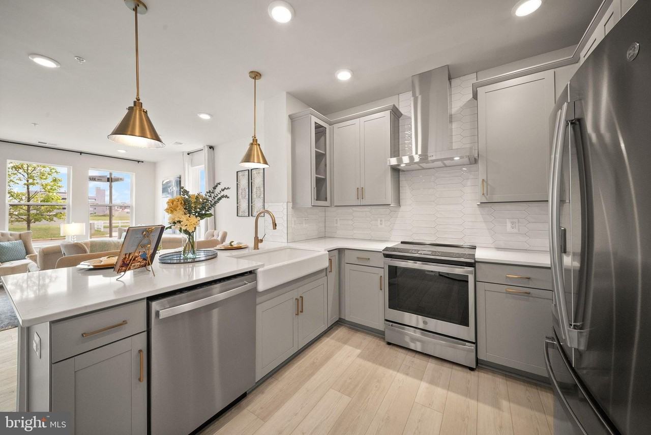 20173 Northpark Dr - Photo 2 of 36