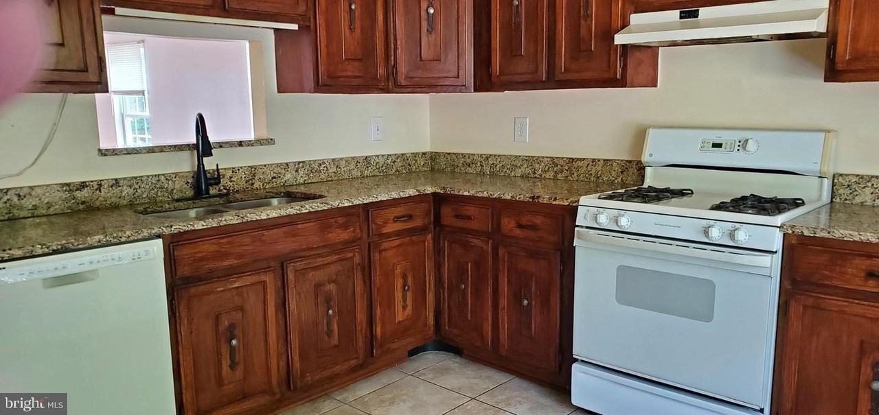 15268 Cloverdale Rd - Photo 2 of 13