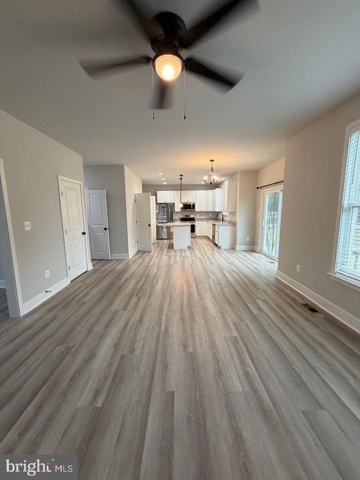 43 Lee St - Photo 5 of 19