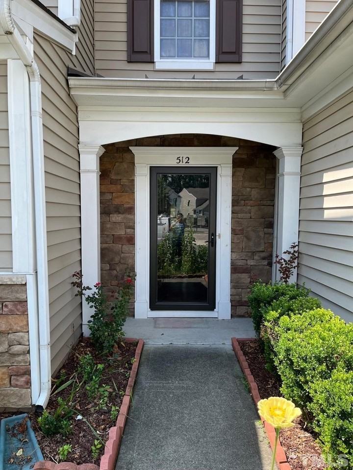 512 Dyersville Dr - Photo 2 of 19