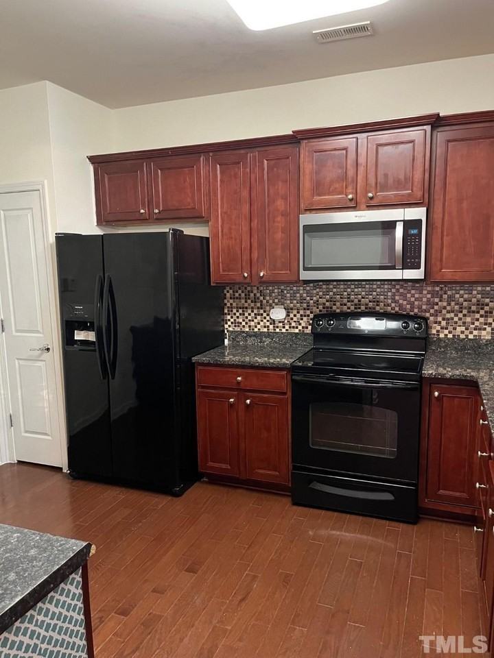 512 Dyersville Dr - Photo 5 of 19