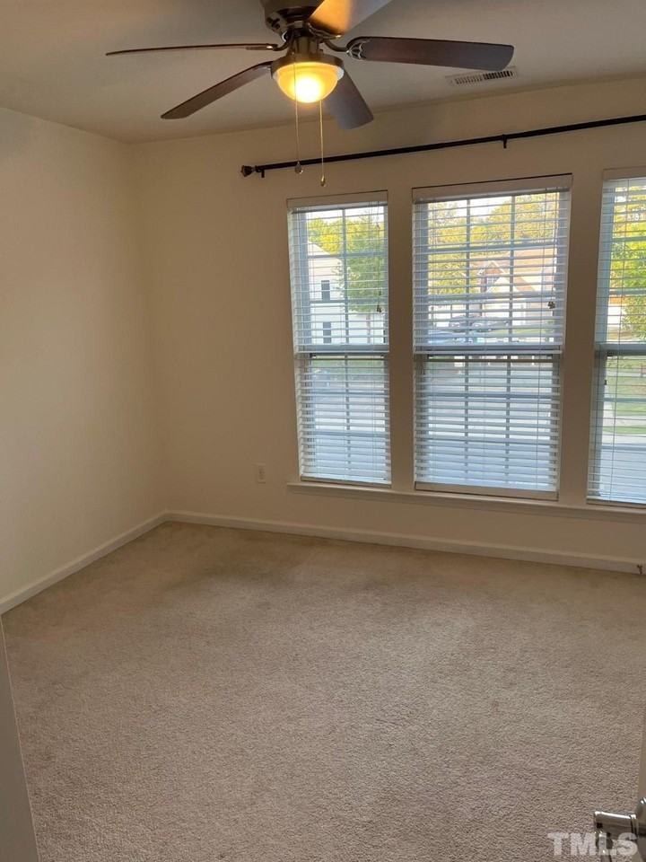 512 Dyersville Dr - Photo 6 of 19
