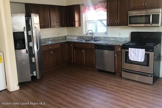 324 Columbia St - Photo 3 of 10