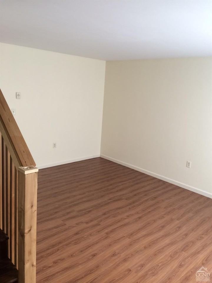 324 Columbia St - Photo 6 of 10