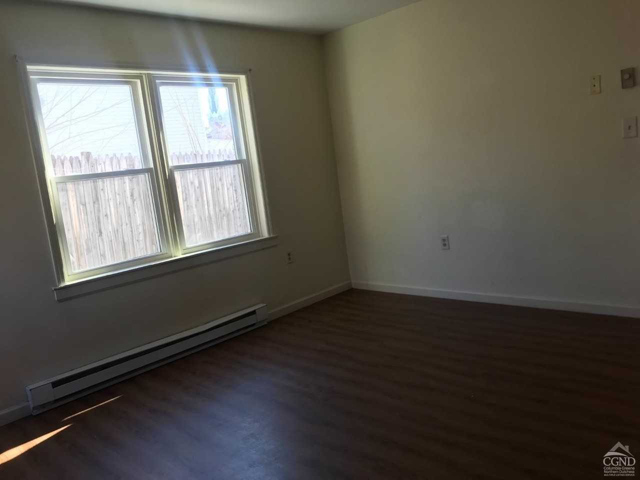 324 Columbia St - Photo 7 of 10
