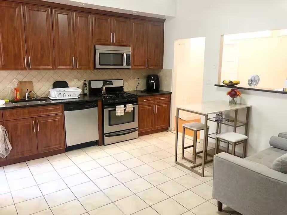 Private Bedroom in 4 Bedroom/1 Bathroom Home - Photo 4 of 5