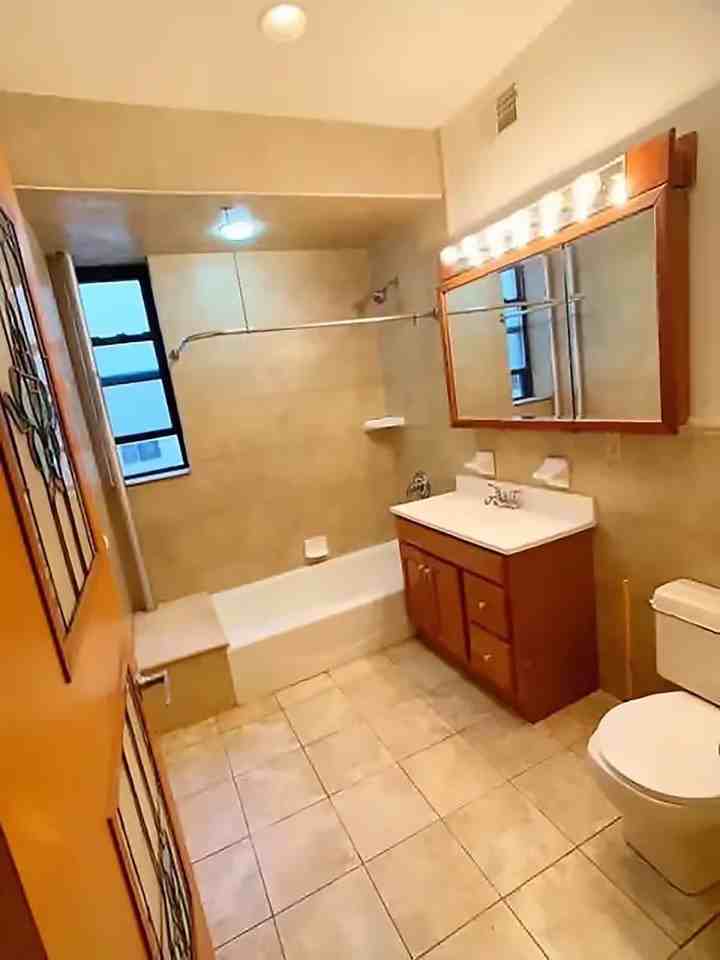 Private Bedroom in 4 Bedroom/1 Bathroom Home - Photo 5 of 5
