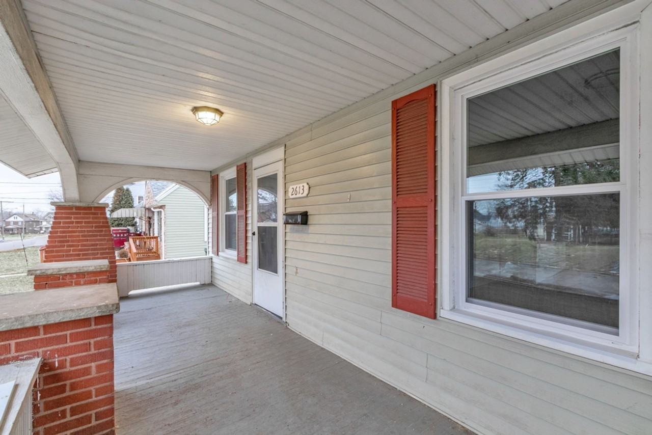 2613 Fletcher Ave Ne - Photo 4 of 20