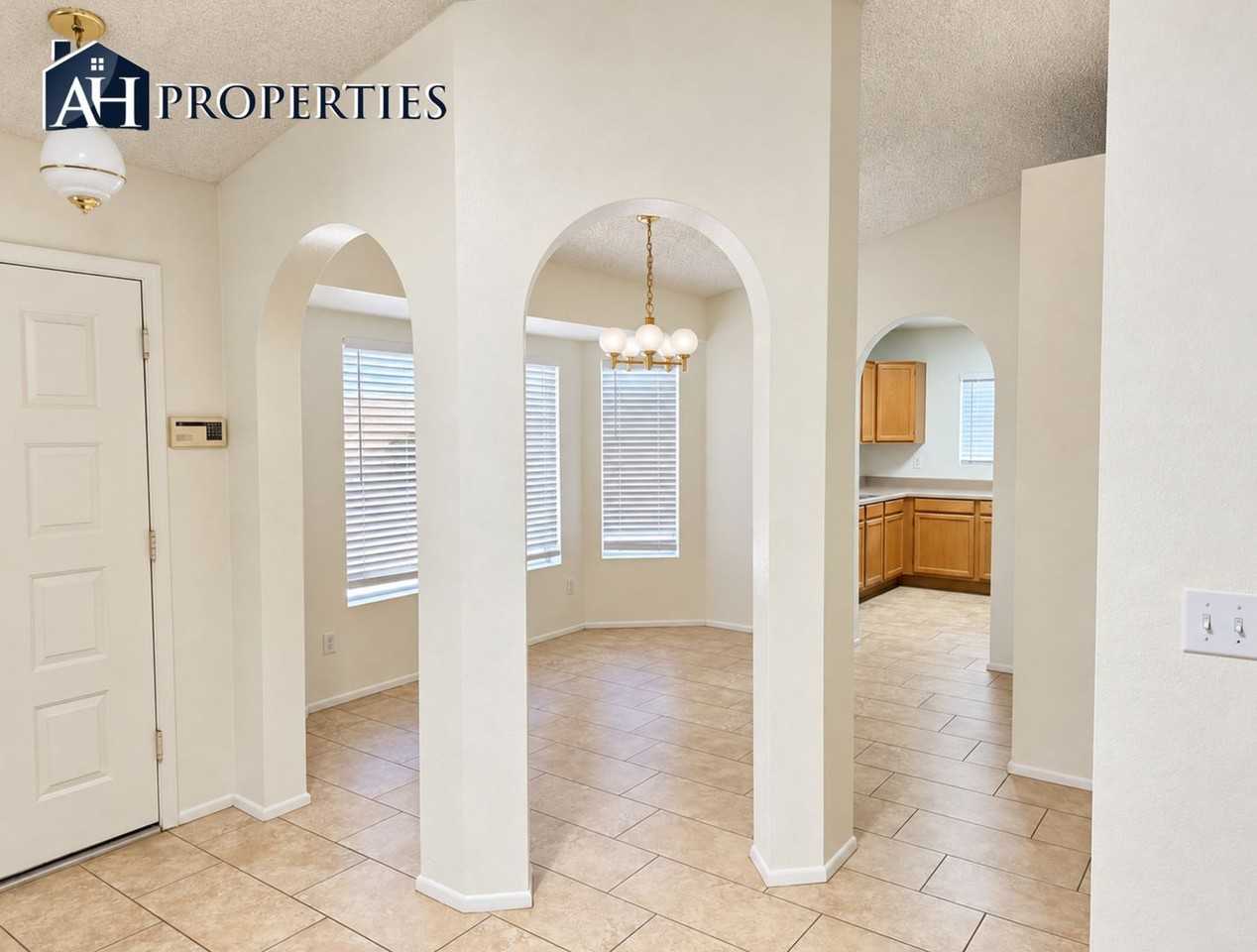 7062 W Caron Dr - Photo 4 of 16