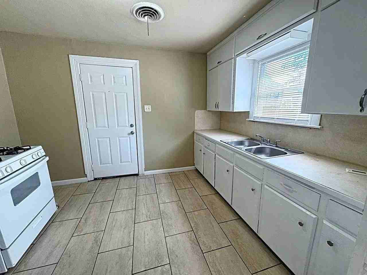 2672 Liberty St - Photo 2 of 10
