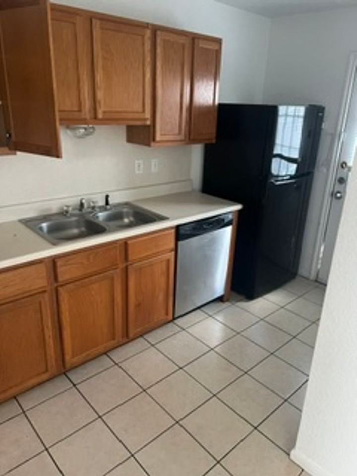 2804 Leroy Cir - Photo 2 of 9