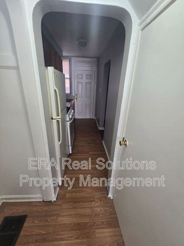 537 Seymour Ave - Photo 4 of 21