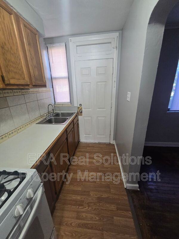 537 Seymour Ave - Photo 6 of 21