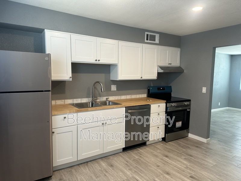 1317 W 4th St - Photo 5 of 8