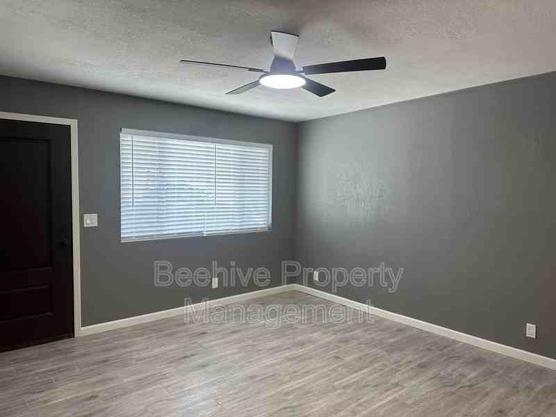 1319 W 4th St - Photo 3 of 8