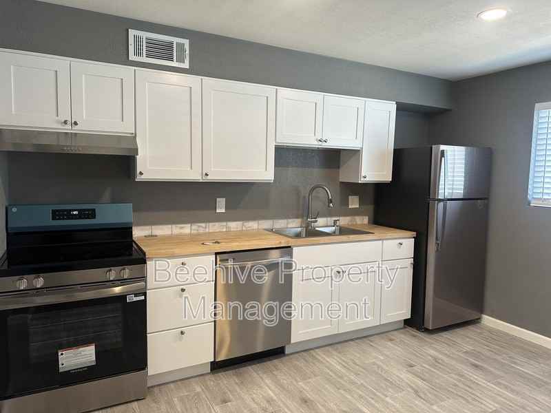 1319 W 4th St - Photo 4 of 8