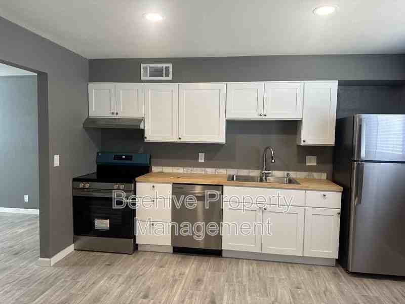1319 W 4th St - Photo 5 of 8