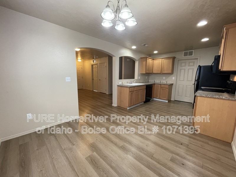 8228 W Mojave Dr - Photo 2 of 13