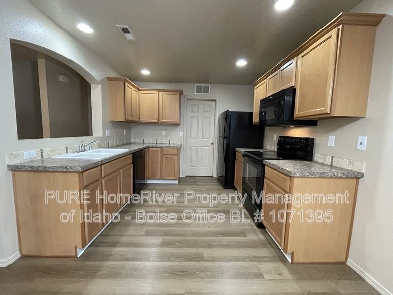 8228 W Mojave Dr - Photo 3 of 13