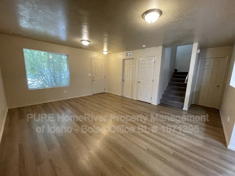 8228 W Mojave Dr - Photo 4 of 13
