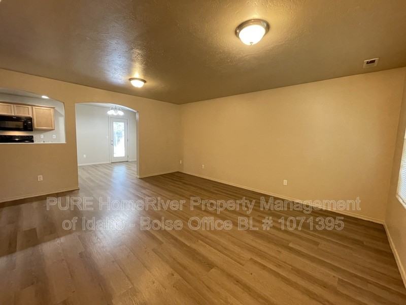 8228 W Mojave Dr - Photo 5 of 13