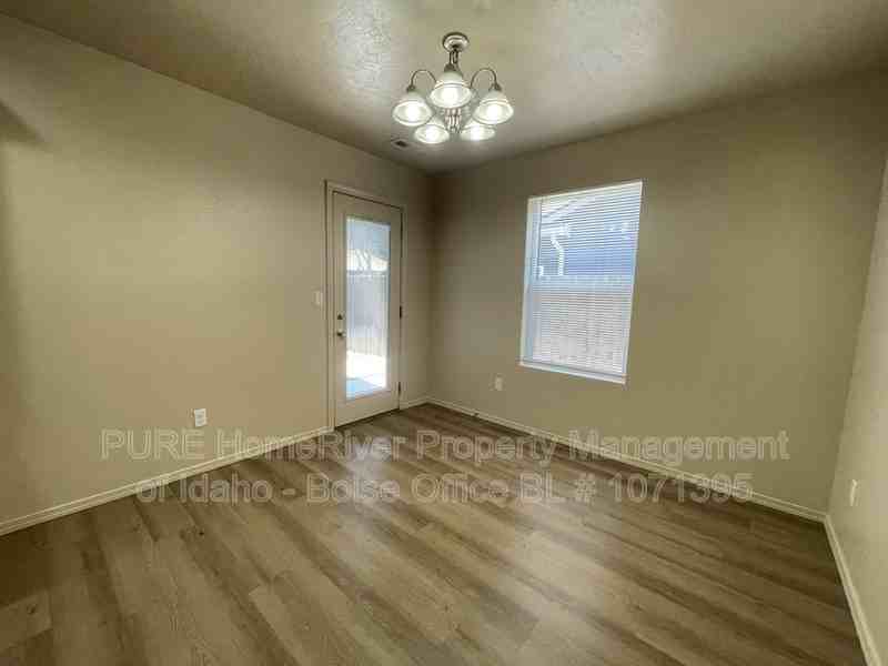 8228 W Mojave Dr - Photo 6 of 13