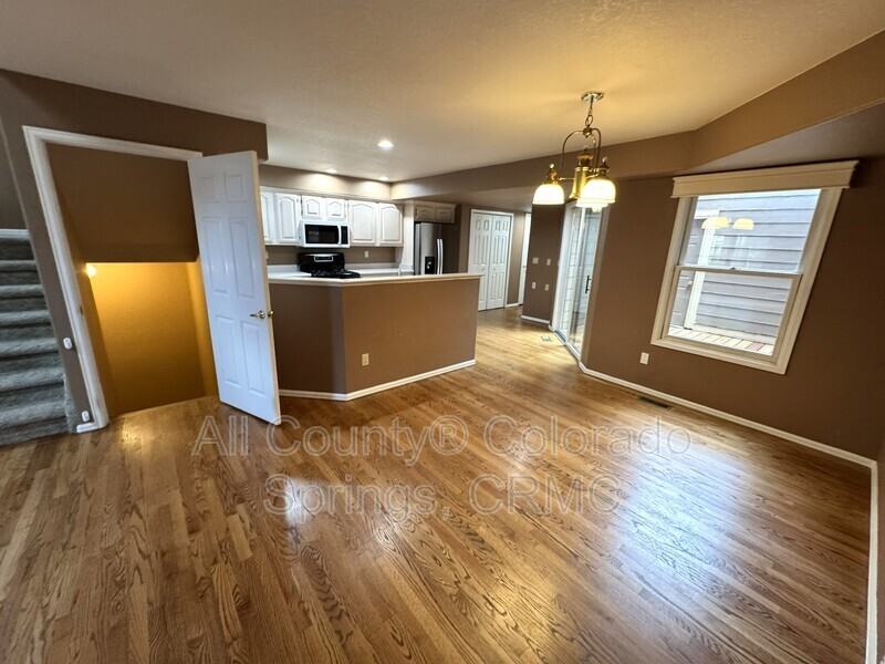 6568 Foxdale Cir - Photo 4 of 32