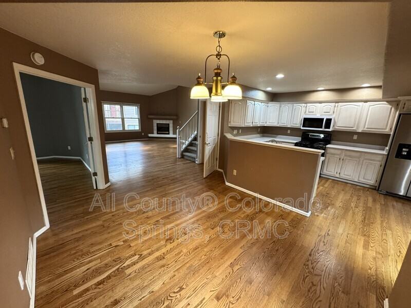 6568 Foxdale Cir - Photo 5 of 32