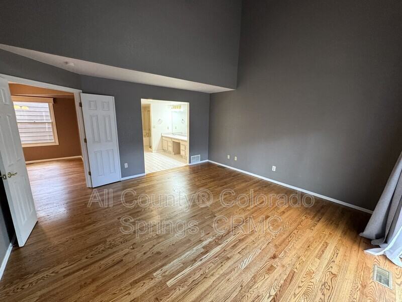 6568 Foxdale Cir - Photo 7 of 32