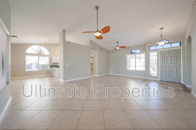8738 W Rockwood Dr - Photo 3 of 20