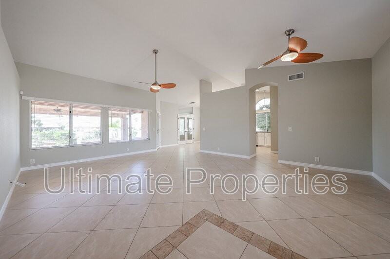 8738 W Rockwood Dr - Photo 4 of 20