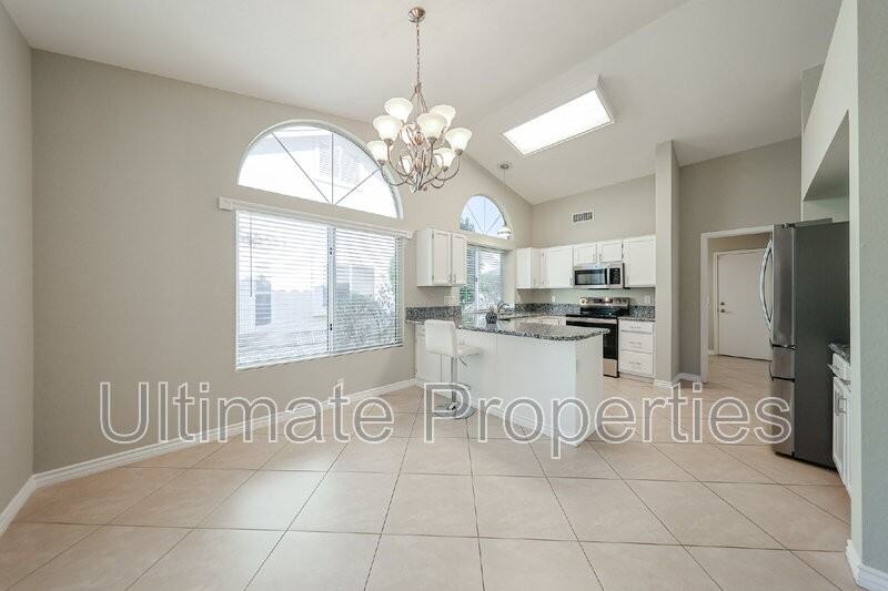 8738 W Rockwood Dr - Photo 5 of 20