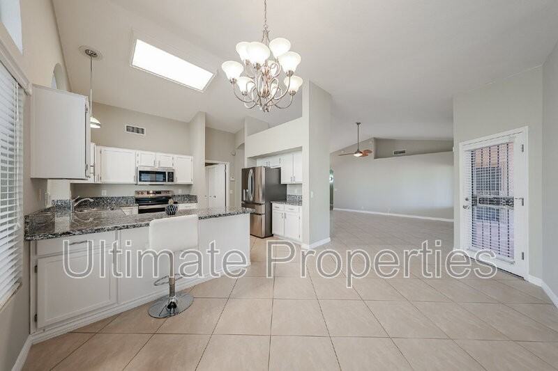8738 W Rockwood Dr - Photo 6 of 20