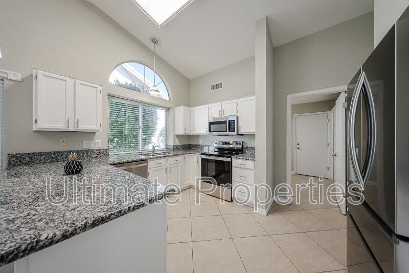 8738 W Rockwood Dr - Photo 7 of 20