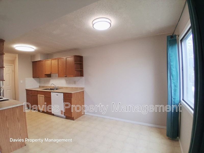 7121 80 Ave Nw - Photo 3 of 21