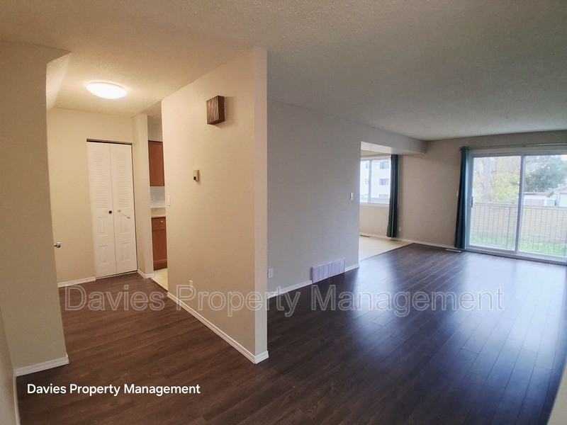 7121 80 Ave Nw - Photo 4 of 21