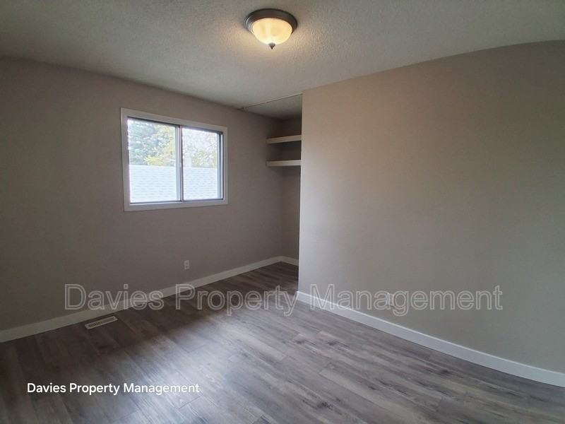 7121 80 Ave Nw - Photo 7 of 21