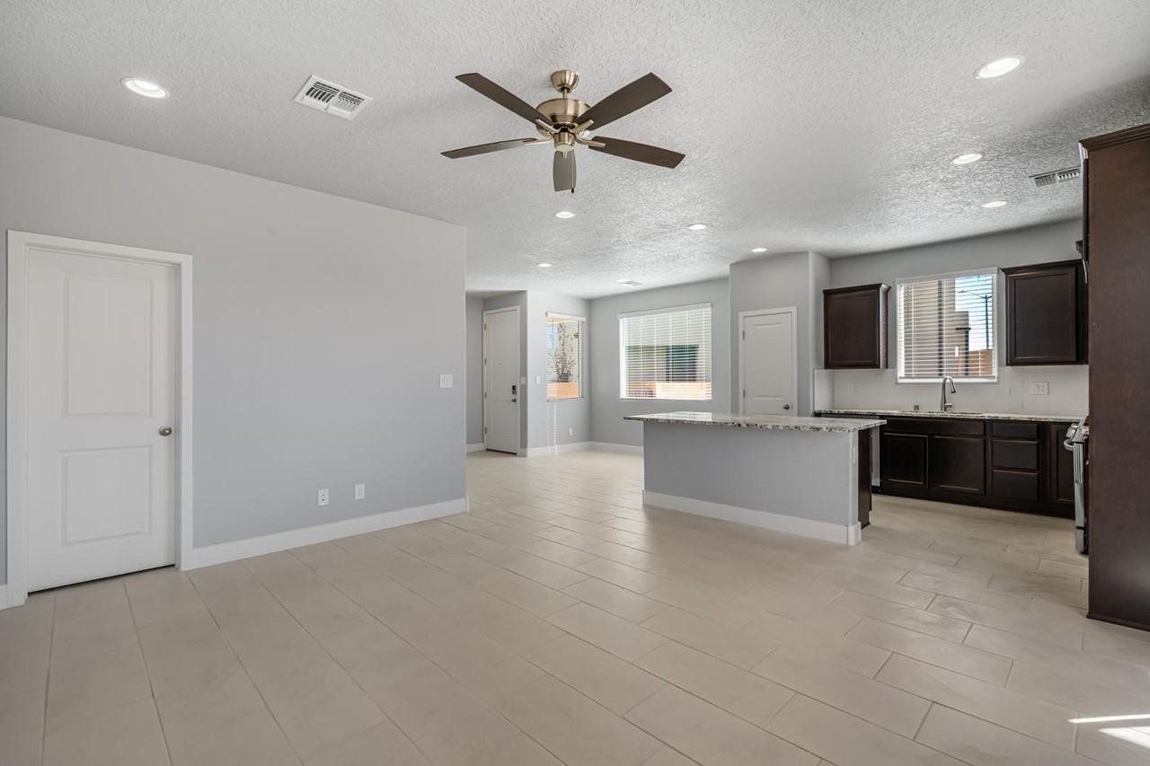 3668 Queen Ct Ne - Photo 4 of 24