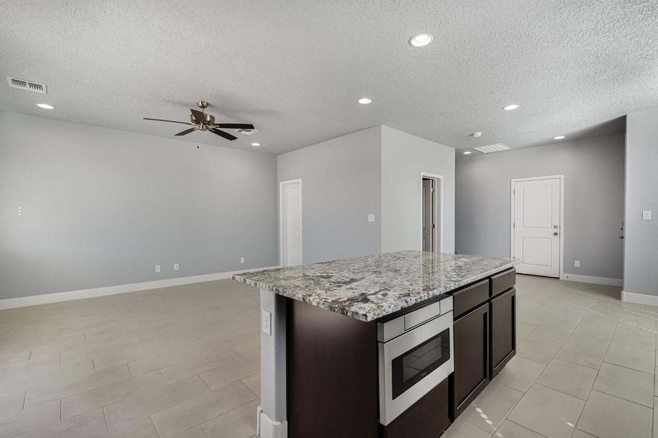 3668 Queen Ct Ne - Photo 5 of 24