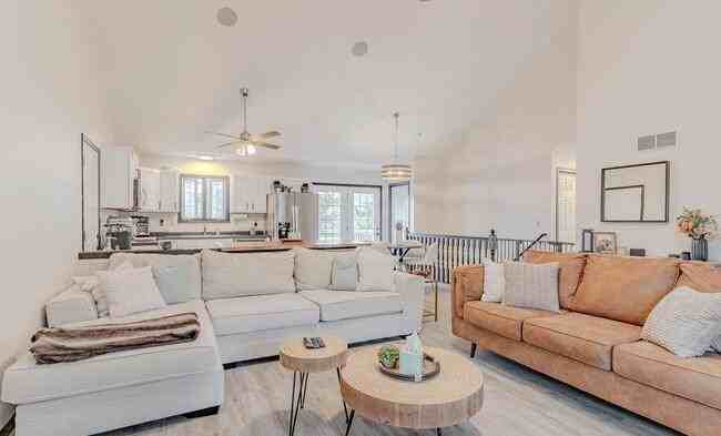 2420 Timberlane Dr - Photo 3 of 12