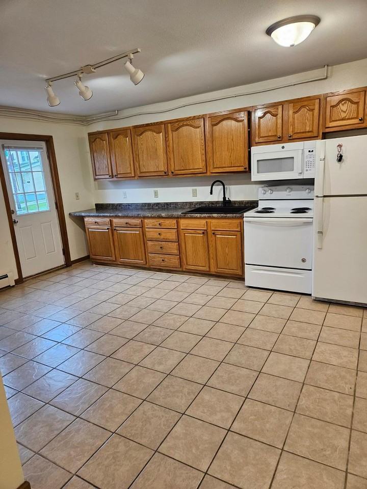148 Garfield Ave - Photo 6 of 9