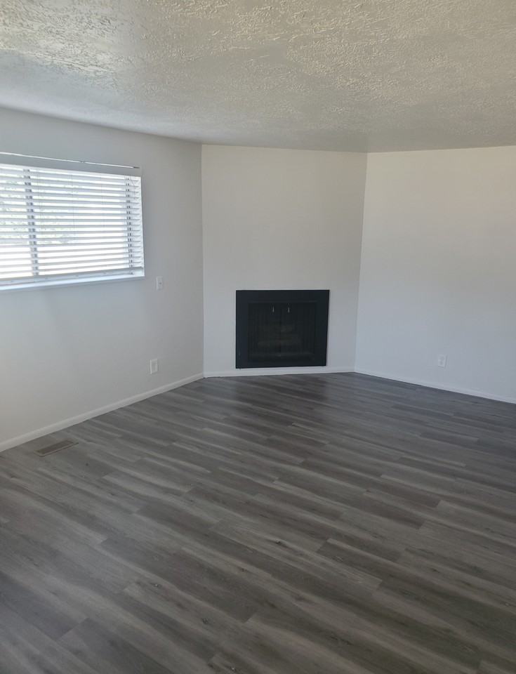 245 Sw - Photo 2 of 5