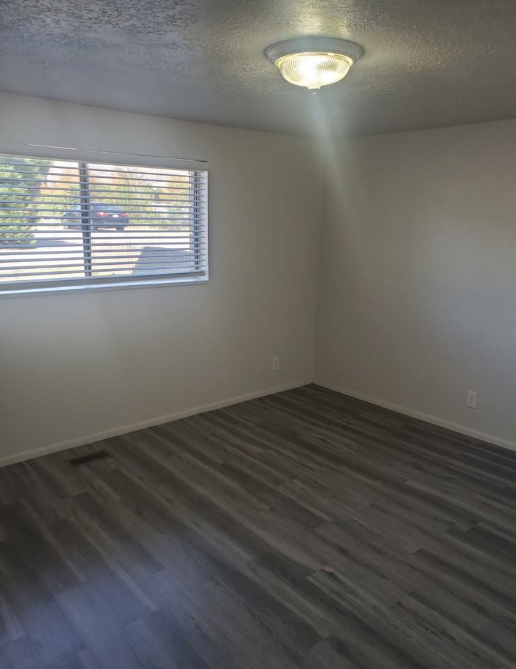 245 Sw - Photo 3 of 5