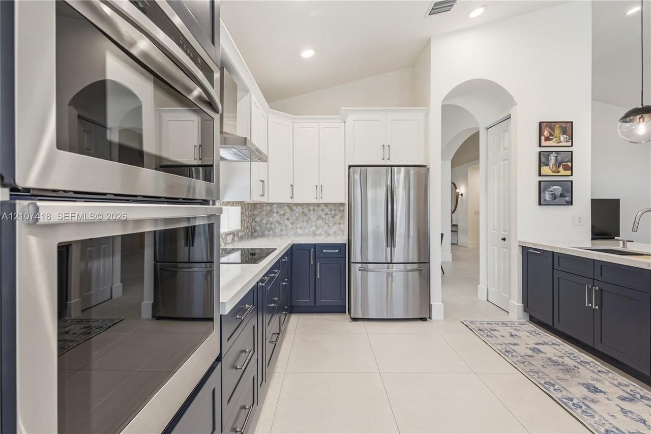 19305 Skyridge Cir - Photo 2 of 24