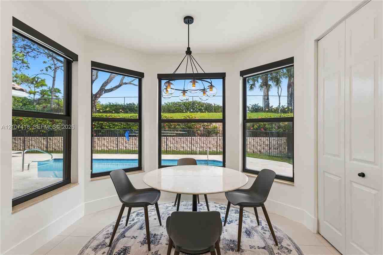 19305 Skyridge Cir - Photo 4 of 24